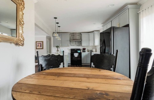 Belvedere Park House | King Bed + Wine Fridge + WFH Workspace + Pets