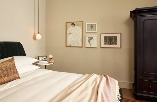 Fishtown Hotel | King Bed with Elegant Decor & Relaxing Layout