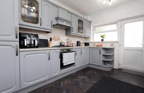 Bridgend House | King Beds - Dining Space - Ev Charger - Coffee - Contractor & Families