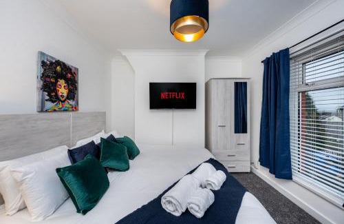 Margam Apartment | King Beds, Street Parking, Smart Tv's every room!