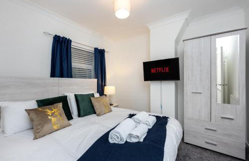 Margam Apartment | King Beds, Street Parking, Smart Tv's every room!