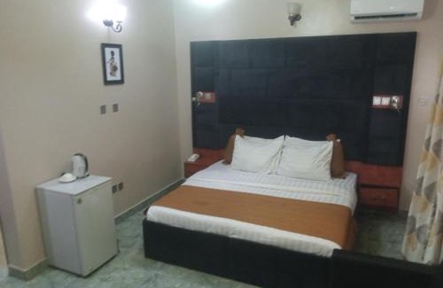 Gwarinpa Estate Hotel | King - Dee Hotel Gwarinpa