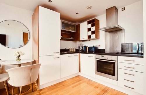 Leeds Apartment | King Deluxe City Apt, Balcony View & Free Parking!