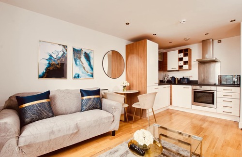 Leeds Apartment | King Deluxe City Apt, Balcony View & Free Parking!