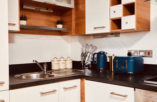 Leeds Apartment | King Deluxe City Apt, Balcony View & Free Parking!