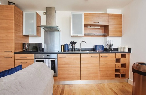 Leeds Apartment | King Deluxe City Apt Large Balcony& Free Parking!