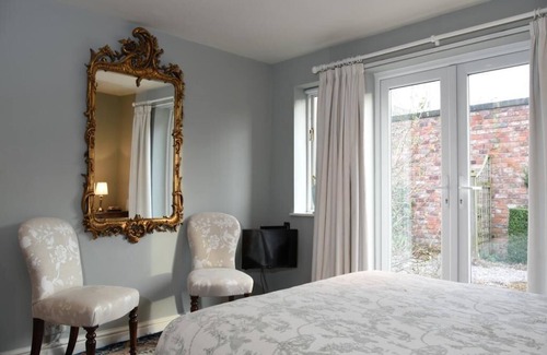 Egerton Bed & Breakfast | King Ensuite : Shower over Bath : Ground Floor