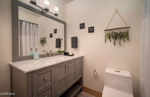 Granby Apartment | King-Granby. Near Grand Lake & Rocky Mtn National Park. Hot Tub & Pool.