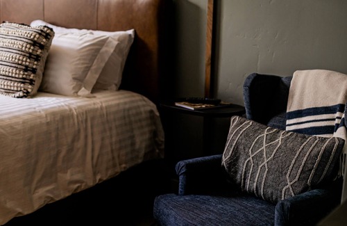 Jacksonville Hotel | King Guest Room at The Jacksonville Inn