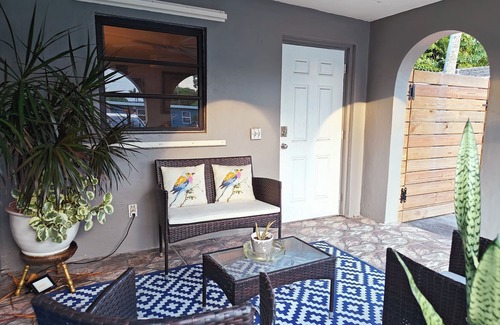 Wilton Manors House | King. Minutes to Wilton Drive. Private entrance and bathroom.