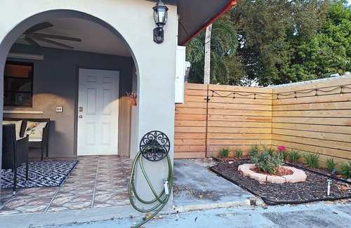 Wilton Manors House | King. Minutes to Wilton Drive. Private entrance and bathroom.
