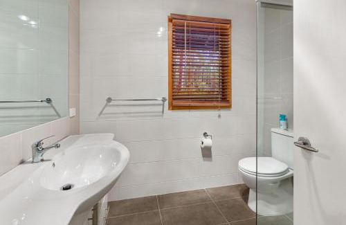 Sawmill Settlement House | King Parrot Retreat