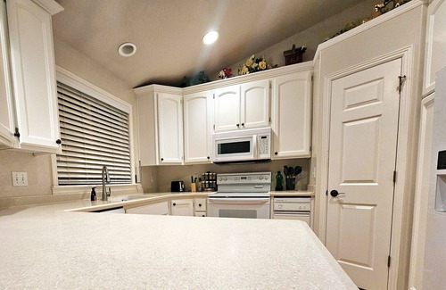 Kaysville House | King & Queen 2-Story 2-Bed/2-Bath Twin Home