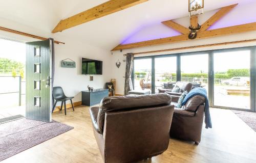 Newark upon Trent House | King Richard's Luxury Lodge - Sleeps up to 8 ,Dog Friendly ,Near Sherwood Forest at Fairview Farm in Nottingham set in 88 acres and great for Groups,Family Gatherings,Corporate events