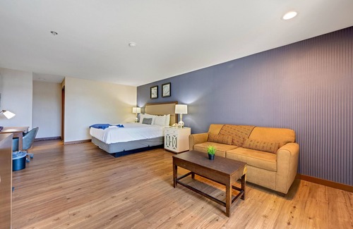 Bodega Bay Hotel | King Room ADA with Balcony
