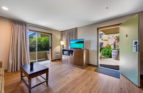 Bodega Bay Hotel | King Room ADA with Balcony