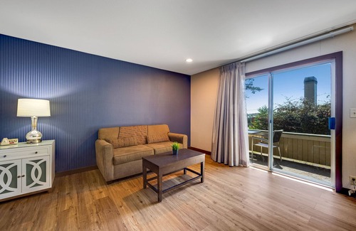 Bodega Bay Hotel | King Room ADA with Balcony