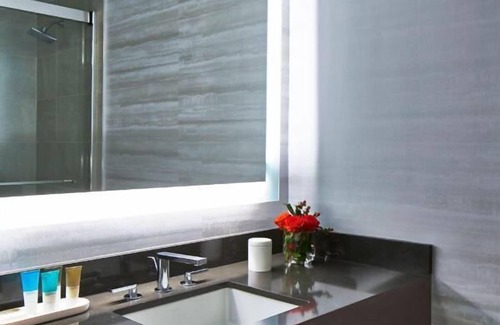 Peachtree Center House | King Room at a 4⭐️ Hotel