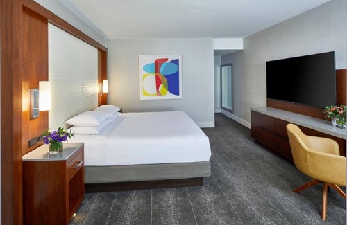 Peachtree Center House | King Room at a 4⭐️ Hotel
