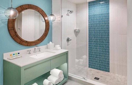 Sobro Hotel | King Room in Nashville short walk to Music City w/Pool