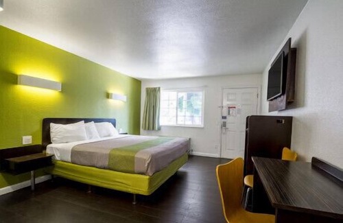 Munras Avenue Hotel | King Room near Downtown Monterey