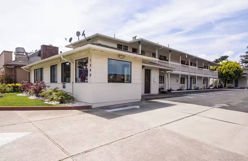 Munras Avenue Hotel | King Room near Downtown Monterey