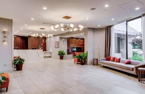 Oak Lawn Apartment | King Room Near Oak Lawn Ice Arena CHI