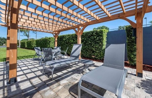 Orlando Apartment | King Room Near Service Now ORL