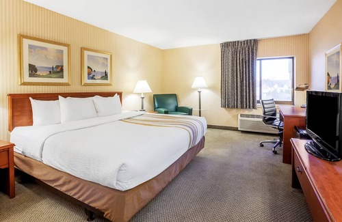 La Crosse Hotel | King Room Non-Smoking
