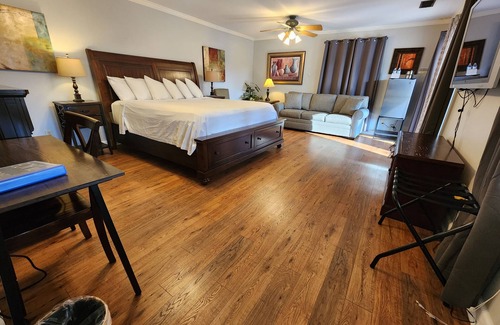 Lookout Valley Neighborhood Association Cabin | King Room with Sleeper Sofa and Balcony