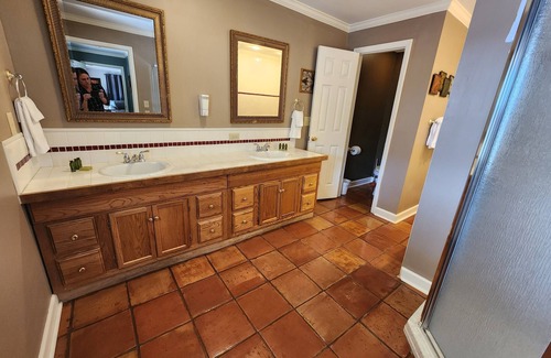 Lookout Valley Neighborhood Association Cabin | King Room with Sleeper Sofa and Balcony