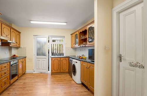 Clifden Ski Chalet | King's Apartment based in clifden town