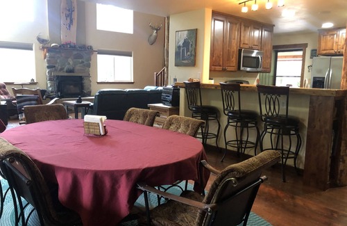 West Glacier Cabin | King's Cabin, just 2 miles from the Park entrance in West Glacier!