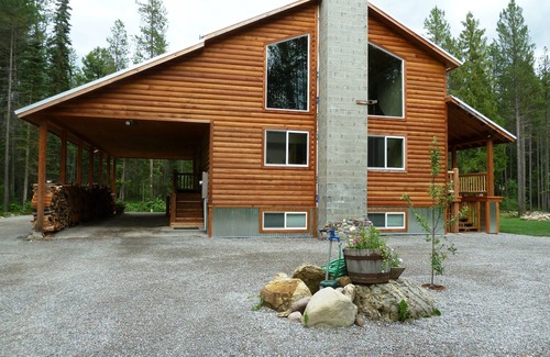 West Glacier Cabin | King's Cabin, just 2 miles from the Park entrance in West Glacier!