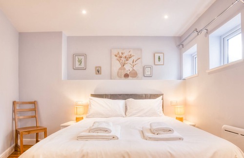 Lincoln Apartment | King Size 1 Bedroom Comfort Apartment en Suite Shower Free Toiletries Wifi and Hairdryer