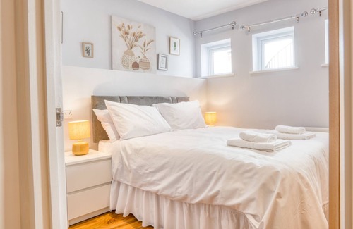 Lincoln Apartment | King Size 1 Bedroom Comfort Apartment en Suite Shower Free Toiletries Wifi and Hairdryer