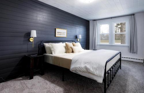 Lockport Apartment | King Size Bed, Near Hwy, Work Desk, Close Parking
