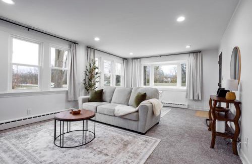 Lockport Apartment | King Size Bed, Near Hwy, Work Desk, Close Parking