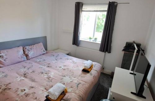 Bournemouth House | king size bed -Room near Bournemouth Hospital shared bathroom