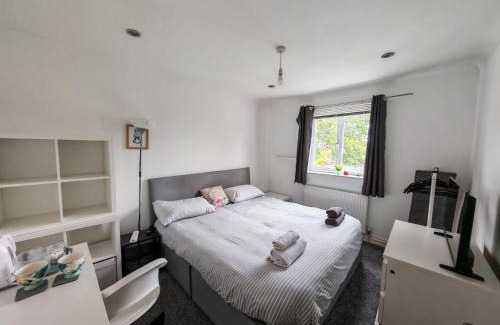 Bournemouth House | king size bed -Room near Bournemouth Hospital shared bathroom