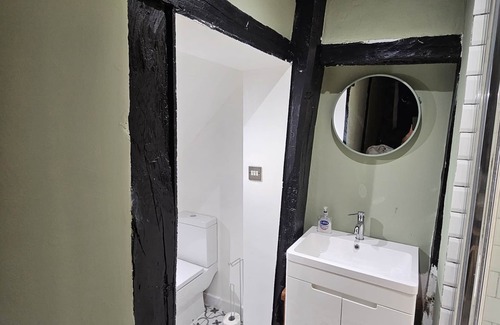 Tring Bed & Breakfast | King size Bed with Roll top bathroom en-suite