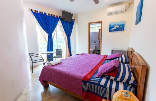 Puerto Ayora Bed & Breakfast | King-size Bedroom Forest View Balcony ON THE Second Floor