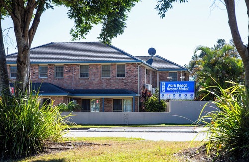 Coffs Harbour Hotel | King-Size Comfort Deluxe Room with A/C & Ensuite welcoming Coffs Harbour