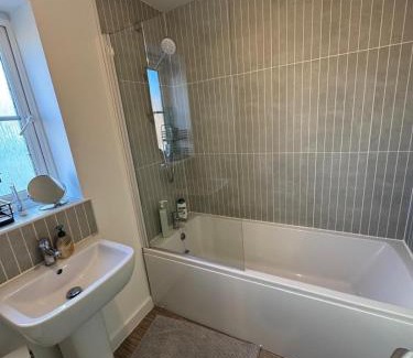Cheltenham House | King size room in a modern house in Cheltenham