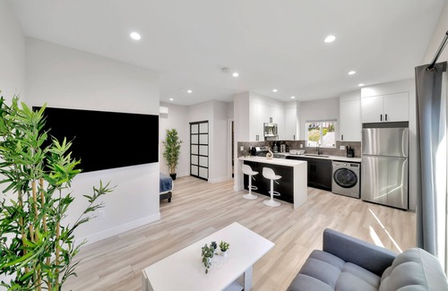 Woodland Hills House | King-size Suite House W/Amazing Valley View & Jacuzzi!