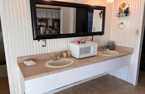 Mena Apartment | King Sized Bed - Bohemian Blue Suite - centrally located!