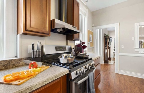 Shelby Park Apartment | KING Sleep8 4Bed 3BR 2BA Swepson Domestique 201