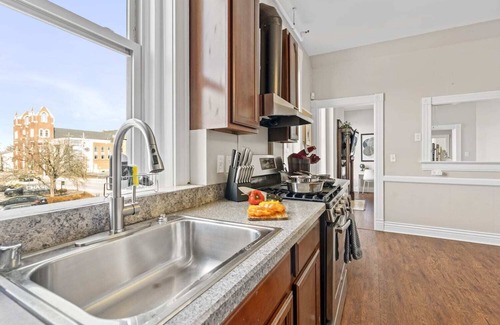 Shelby Park Apartment | KING Sleep8 4Bed 3BR 2BA Swepson Domestique 201