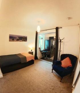 Loughborough Apartment | King St Cosy - wood stove & ice maker