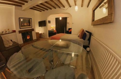 Loughborough Apartment | King St Cosy - wood stove & ice maker
